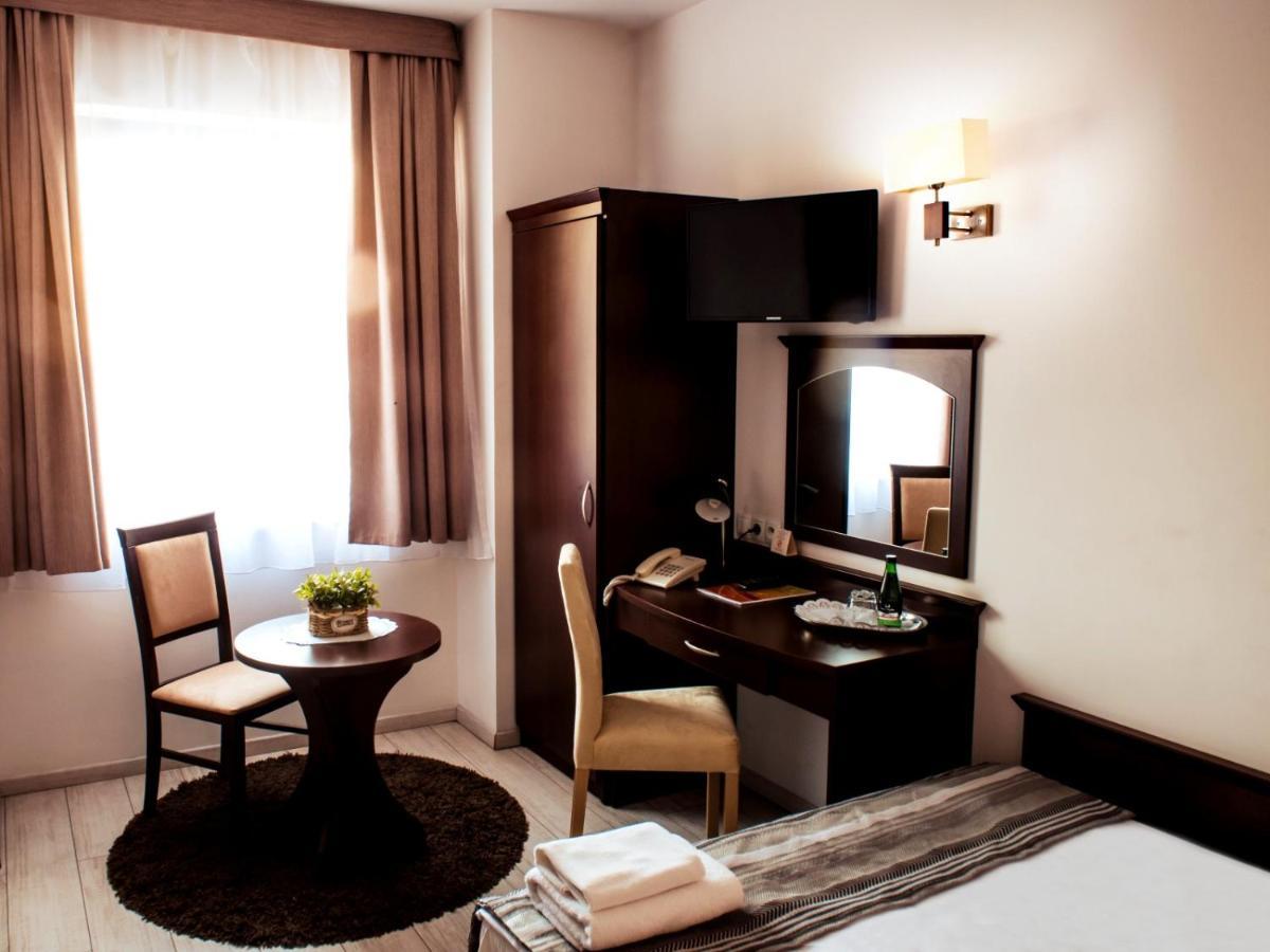 Hotel Feniks Gniezno Kültér fotó