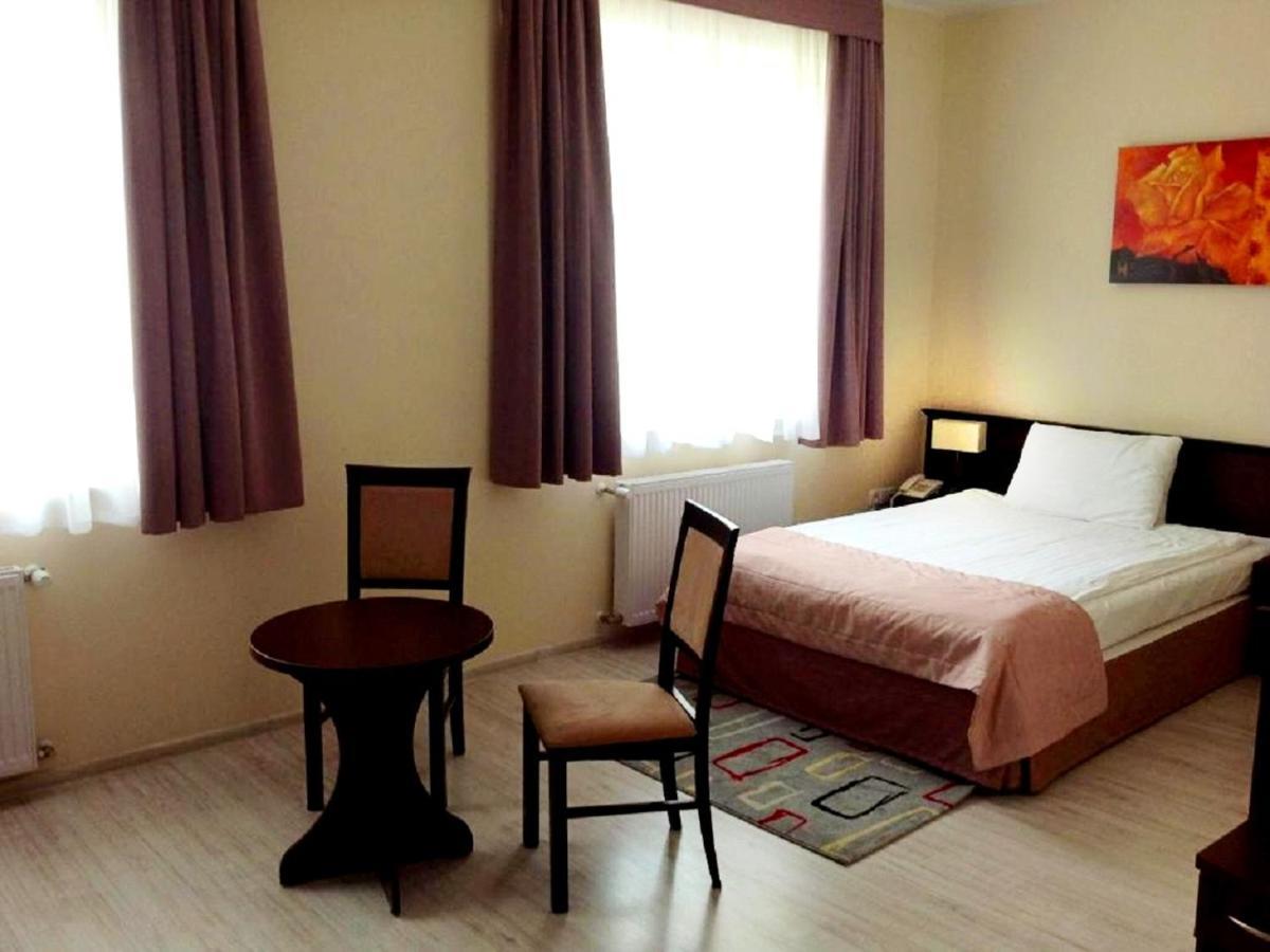 Hotel Feniks Gniezno Kültér fotó
