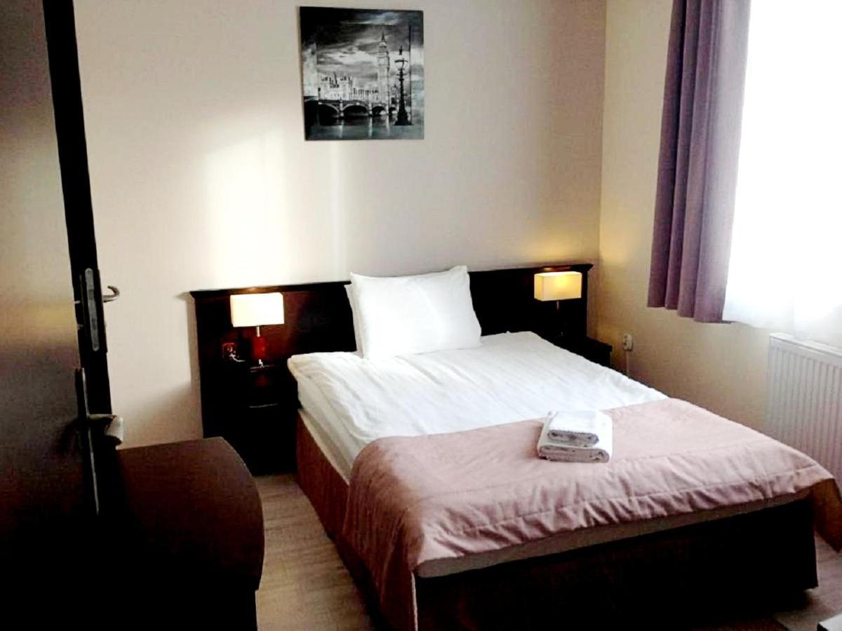 Hotel Feniks Gniezno Kültér fotó