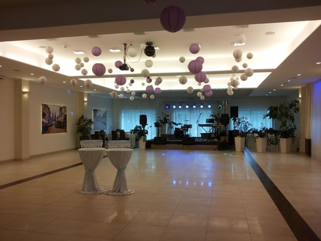Hotel Feniks Gniezno Kültér fotó