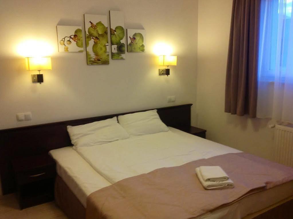 Hotel Feniks Gniezno Kültér fotó